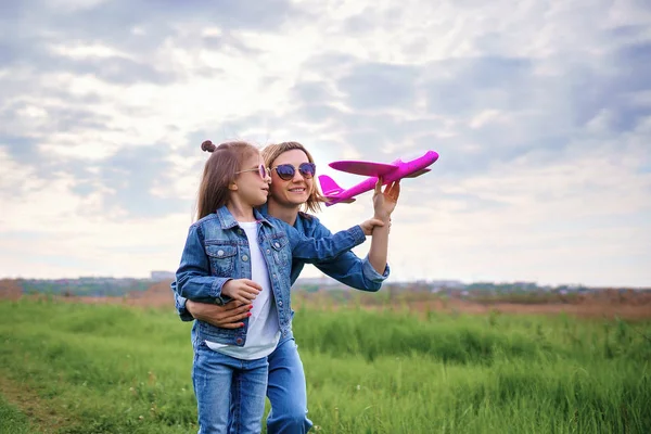 Ibu dan anak bermain dengan pesawat mainan — Stok Foto