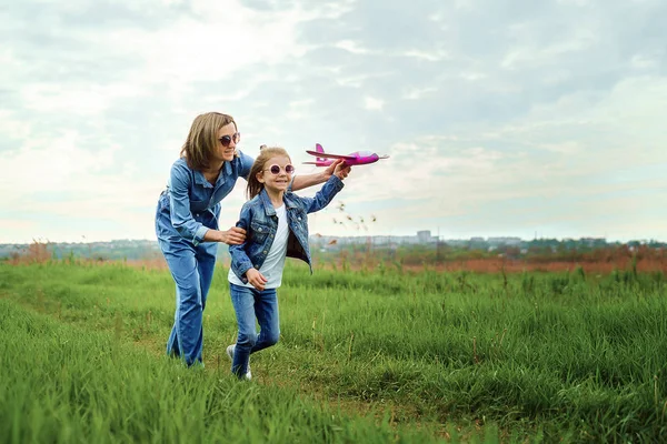 Mãe e filha brincando com avião de brinquedo — Fotografia de Stock