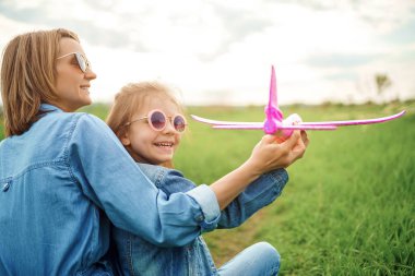 Anne ve kızı birlikte uçak ile oynuyor