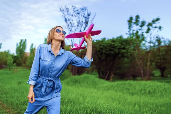 Madre jugando con avión con hija —  Fotos de Stock