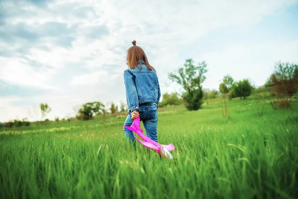 Menina anônima com avião de brinquedo andando para a mãe — Fotografia de Stock