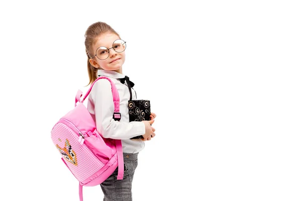 Παιδί με σχολική τσάντα. Κορίτσι με ροζ σχολική τσάντα απομονωμένη στο Γουίτ — Φωτογραφία Αρχείου