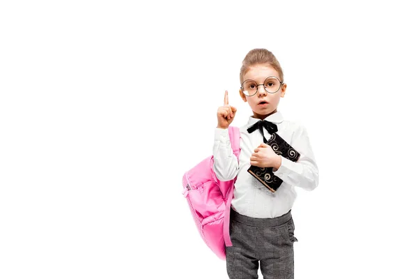 Dziecko z torbą szkolną. Dziewczyna w białej koszulce i szare spodnie, rounde — Zdjęcie stockowe