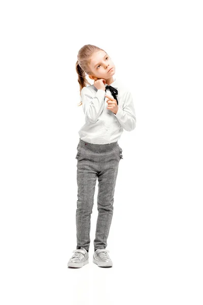 Hermosa niña en camisa blanca y pantalones grises de pie nea — Foto de Stock