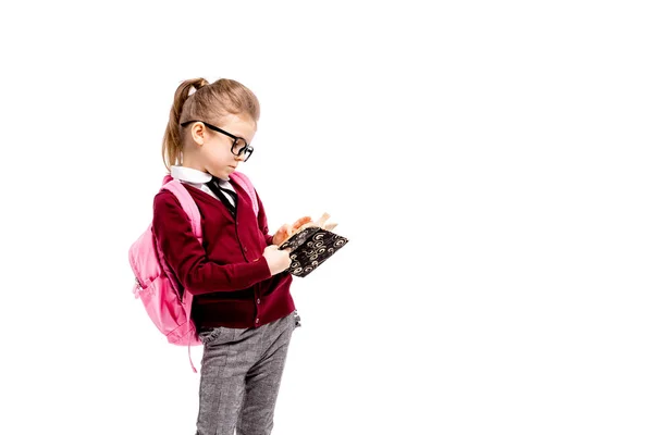 Criança com saco escolar. Menina de camisa branca e calças cinza, arredondar — Fotografia de Stock