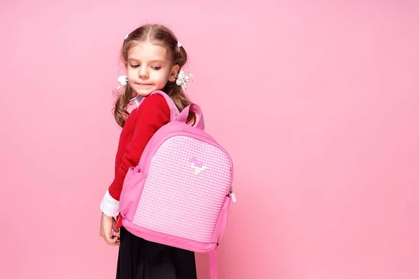 Dítě se školním batohem. Dívka se školní taškou — Stock fotografie