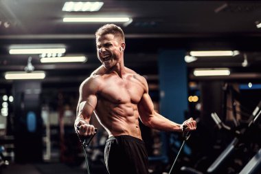 Çalışkan bir direniş band ile egzersiz sporcu yapılı