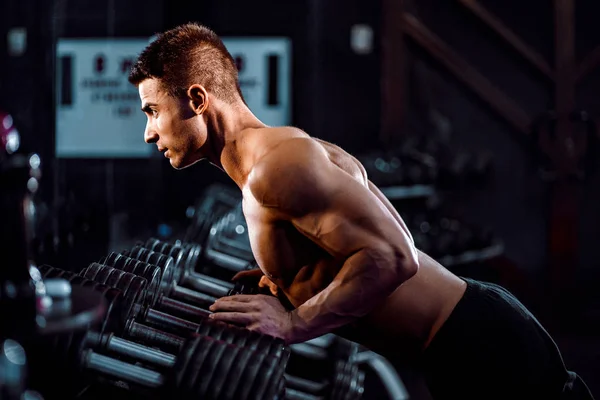 Spor. Yakışıklı adam fitness salonunda bir eliyle push up egzersiz yapıyor — Stok fotoğraf