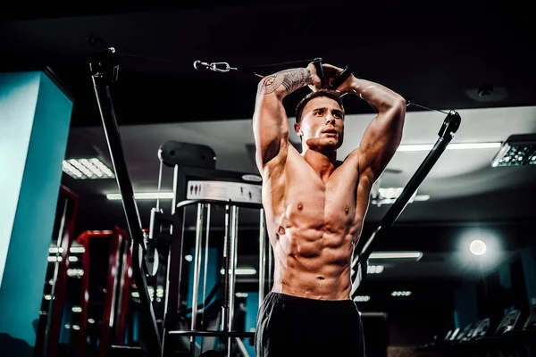 Modelo de fitness guapo sin camisa en el entrenamiento de gimnasia paquete de seis en la máquina de crunch. primer plano abs concepto. estilo de vida — Foto de Stock