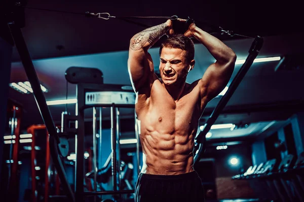 Modelo de fitness guapo sin camisa en el entrenamiento de gimnasia paquete de seis en la máquina de crunch. primer plano abs concepto. estilo de vida — Foto de Stock