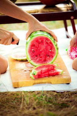 Dilim karpuz kesme tahtası üzerinde