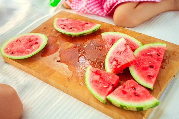 Sneetjes watermeloenen op snijplank — Stockfoto