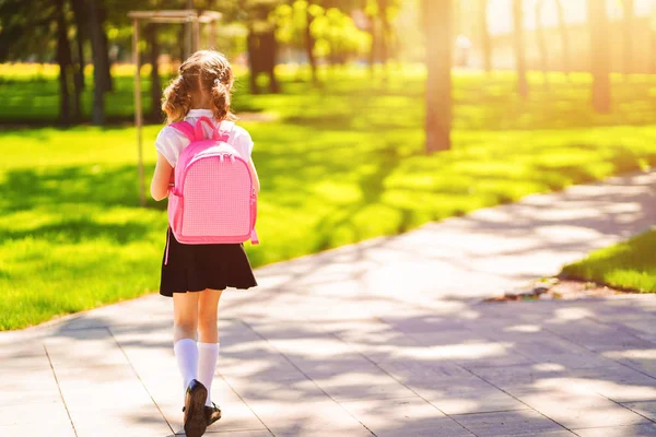 Όμορφο κοριτσάκι με σακίδιο περπάτημα στο πάρκο έτοιμο πίσω στο σχολείο, πίσω προβολή, πέφτουν σε εξωτερικούς χώρους, έννοια εκπαίδευσής — Φωτογραφία Αρχείου