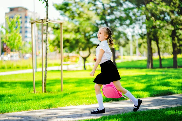 Πορτρέτο του Happy Καυκάσιος νέος χαμογελαστός κορίτσι φορώντας σχολικό σακίδιο έξω από το δημοτικό σχολείο. Παιδί μετά από μαθήματα που πηγαίνουν σπίτι. Τέλος της μελέτης. Καλοκαίρι — Φωτογραφία Αρχείου