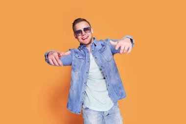 Kendine güvenen şık adam kamerayı işaret