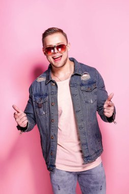 Kendine güvenen şık adam kamerayı işaret