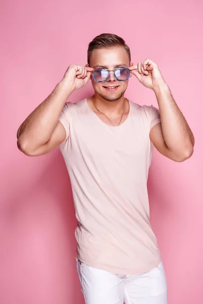 Zelfverzekerde stijlvolle kerel op roze — Stockfoto