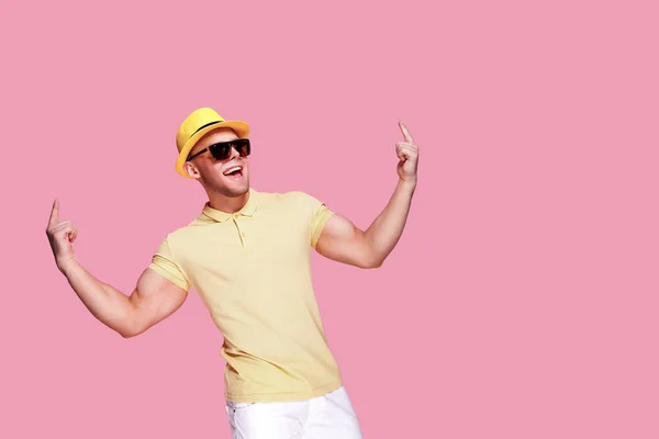 Homem barbudo de chapéu e óculos de sol posando com as mãos para cima . — Fotografia de Stock