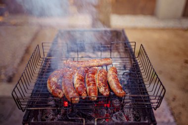 Piknik ızgarasında ızgara sosis