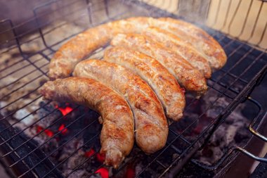 Piknik ızgarasında ızgara sosis