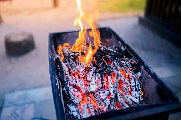 Vedeldning i grillen — Stockfoto