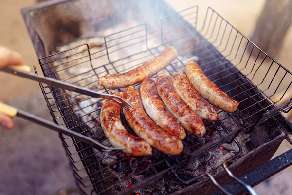 Жареная колбаса на гриле для пикника — стоковое фото