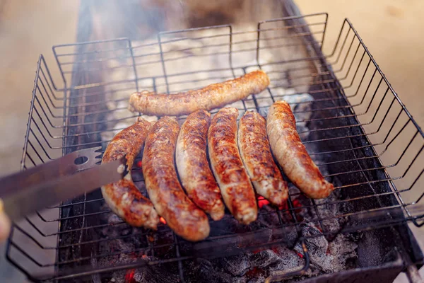 Piknik ızgarasında ızgara sosis