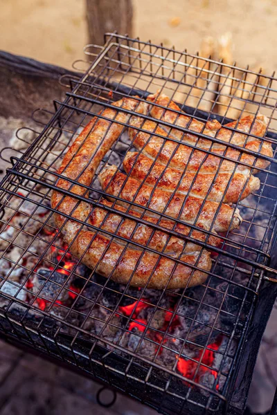Grillowana kiełbasa na pikniku płonący grill — Zdjęcie stockowe