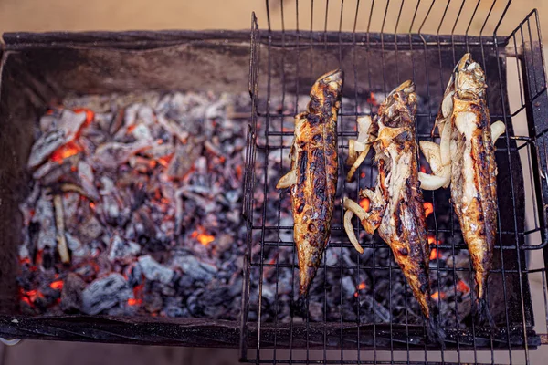 Ryby z rusztu z przyprawami na ogień — Zdjęcie stockowe