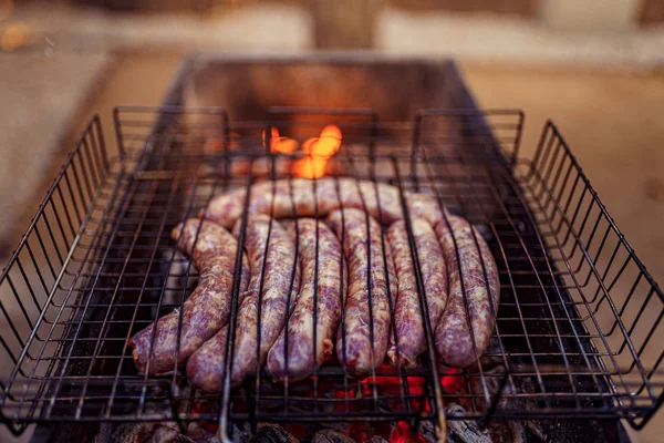 Сырая колбаса на гриле для пикника — стоковое фото