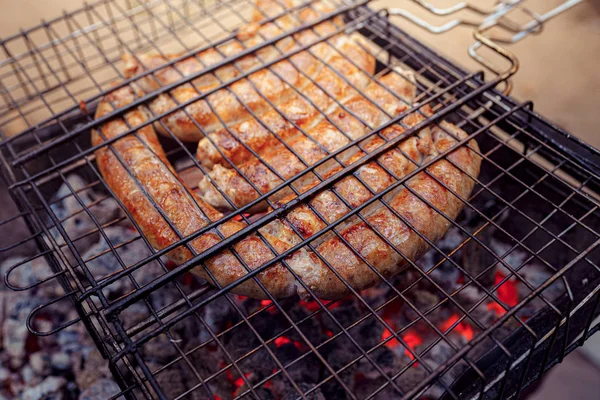 Жареная колбаса на гриле для пикника — стоковое фото