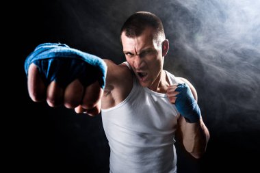 Mutlu Kazanan Karışık Martial Arts Fighter Duman Punching