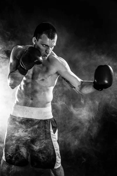 Glücklich gewonnener Mixed Martial Arts Kämpfer, der in Rauch aufgeht — Stockfoto