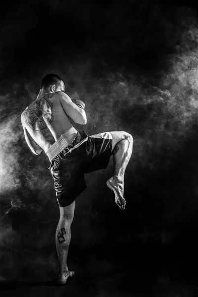 Feliz victoria de artes marciales mixtas de combate de perforación en el humo — Foto de Stock