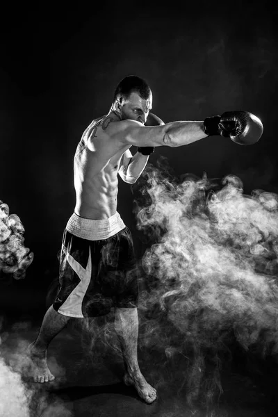 Feliz victoria de artes marciales mixtas de combate de perforación en el humo — Foto de Stock