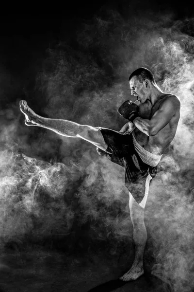 Feliz victoria de artes marciales mixtas de combate de perforación en el humo —  Fotos de Stock