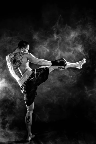 Feliz ganhar artes marciais mistas lutador de perfuração em fumaça — Fotografia de Stock
