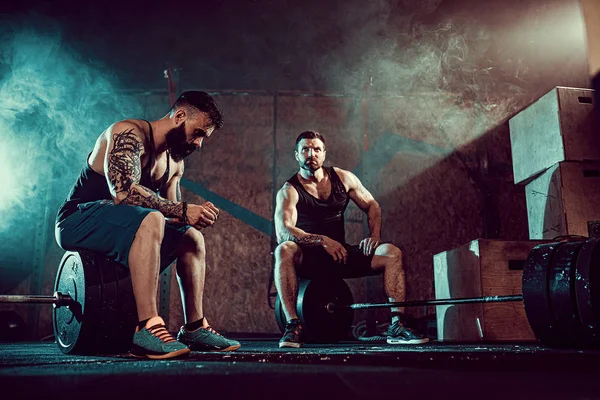 Δύο μυώδης γενειοφόροι αθλητές τατουάζ προπόνηση στο γυμναστήριο — Φωτογραφία Αρχείου