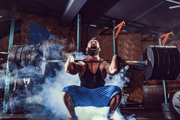 Homem de fitness muscular fazendo deadlift um sino sobre sua cabeça no moderno centro de fitness. Treinamento funcional. — Fotografia de Stock