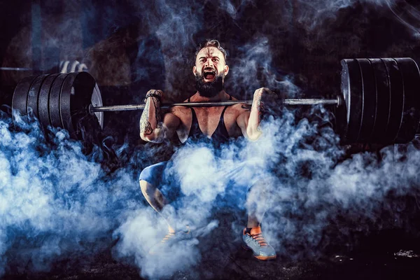 Homem de fitness muscular fazendo deadlift um sino sobre sua cabeça no moderno centro de fitness. Treinamento funcional. — Fotografia de Stock