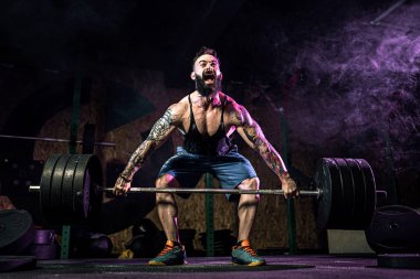 Kas fitness adam modern fitness merkezinde bir halter deadlift yapıyor. Fonksiyonel eğitim.