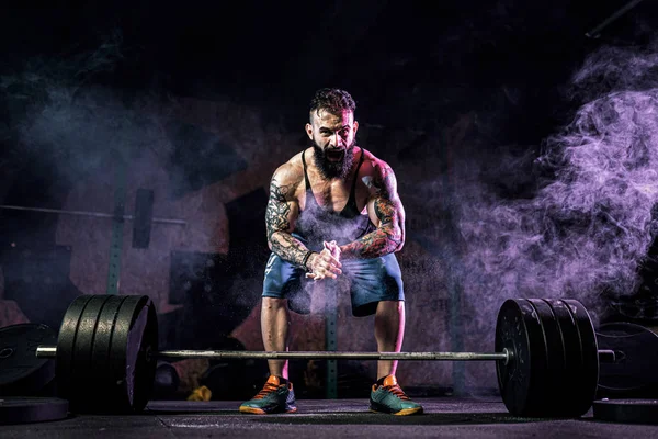 Muscular fitness man preparing to deadlift of a barbell in modern fitness center. Functional training. — Stock Photo, Image