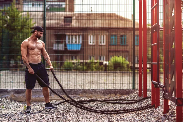 Homens trabalham duro com corda, treinamento funcional — Fotografia de Stock
