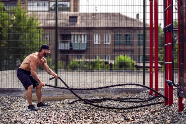 Hommes travaillent dur avec la corde, l'entraînement fonctionnel — Photo
