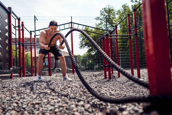 Männer arbeiten hart mit Seil, Functional Training — Stockfoto