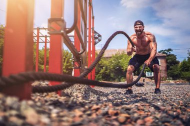 Erkekler halat, fonksiyonel eğitim ile çok çalışmak