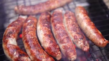 Çiğ sosis Piknik yanan ızgara Üzerinde Izgara