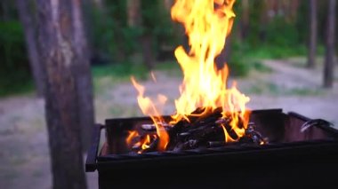 Barbeküdeki ateş, yanan ateş ve yanan koni aparatı.