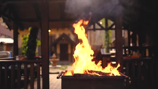 Feu dans le barbecue, flamme allumée et appareils de combustion coniques — Video