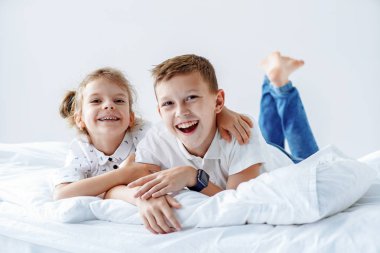 birlikte rahatlatıcı yatakta kardeş